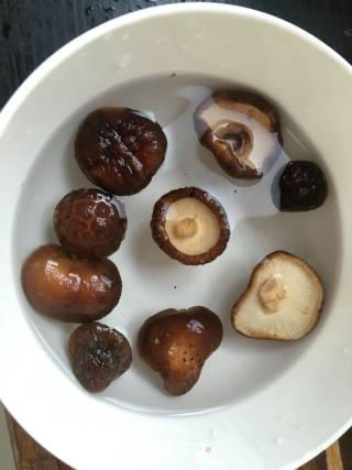 干贝香菇粥的做法步骤：1