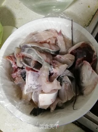 大蒜烧钳鱼 我的第一次菜谱的做法步骤：1