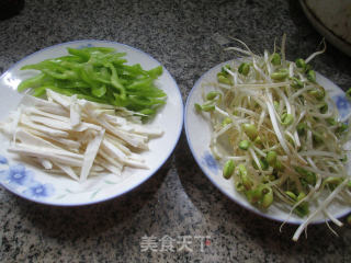 尖椒茭白炒黄豆芽的做法步骤：1