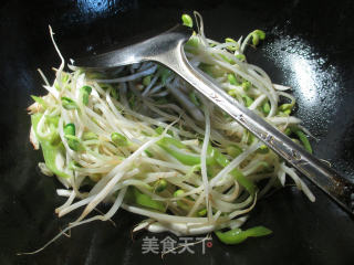 尖椒茭白炒黄豆芽的做法步骤：3