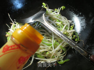 尖椒茭白炒黄豆芽的做法步骤：4