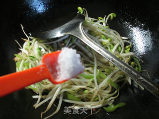 尖椒茭白炒黄豆芽的做法步骤：5