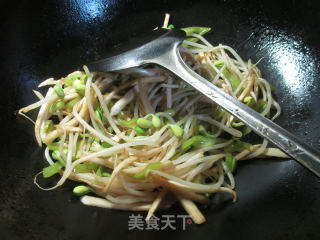 尖椒茭白炒黄豆芽的做法步骤：6