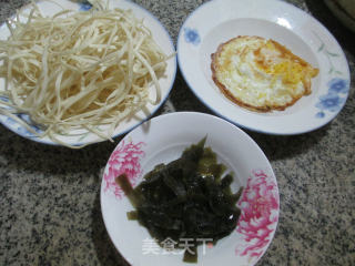 鸡蛋海带汤面的做法步骤：1