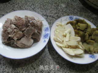 榨菜鞭笋龙骨汤的做法步骤：1