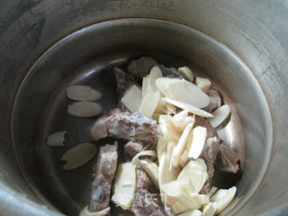 榨菜鞭笋龙骨汤的做法步骤：2