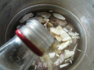 榨菜鞭笋龙骨汤的做法步骤：4