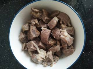 羊肉土豆炖柿子的做法步骤：1