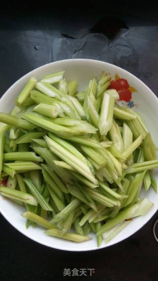 芹菜小炒肉的做法步骤：2
