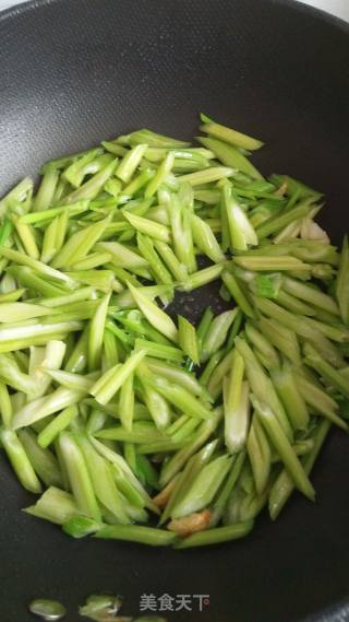 芹菜小炒肉的做法步骤：5
