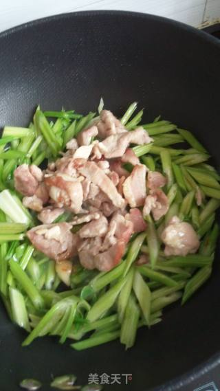芹菜小炒肉的做法步骤：6