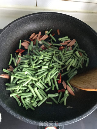 香肠炒豇豆的做法步骤：5