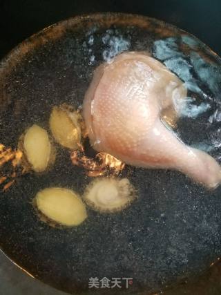 虫草花小鲍鱼煲鸡腿的做法步骤：3