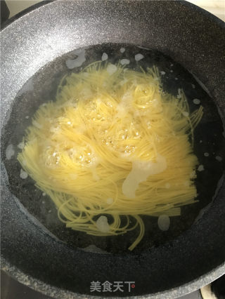 高颜值凉拌玉米面条的做法步骤：1
