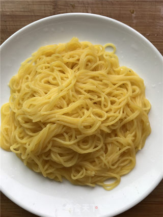 高颜值凉拌玉米面条的做法步骤：2