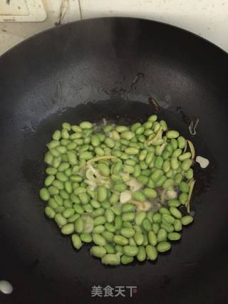 青椒炒毛豆的做法步骤：2