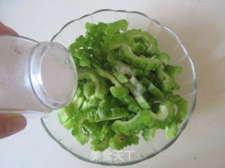 苦瓜炒鸡蛋的做法步骤：2