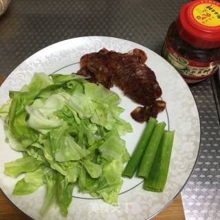 腊肠炒面的做法步骤：1
