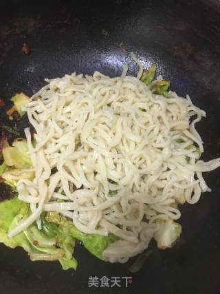 腊肠炒面的做法步骤：6