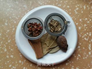 五香卤牛肉的做法步骤：2
