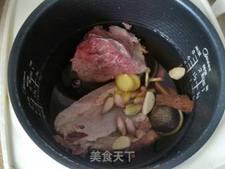 五香卤牛肉的做法步骤：4
