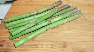 炒芦笋杆的做法步骤：1