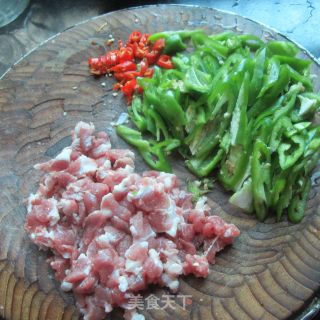 豉香辣椒炒肉的做法步骤：2