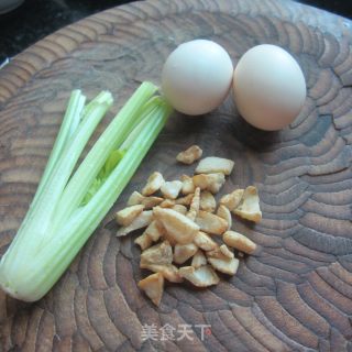 芹菜油渣煎蛋的做法步骤：1