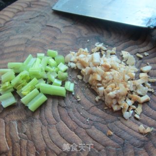 芹菜油渣煎蛋的做法步骤：2