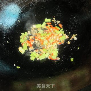 芹菜油渣煎蛋的做法步骤：5