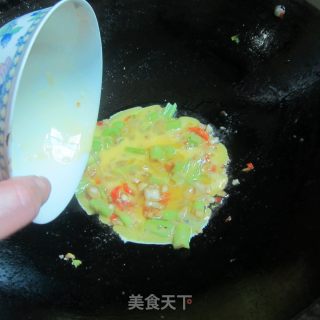 芹菜油渣煎蛋的做法步骤：7