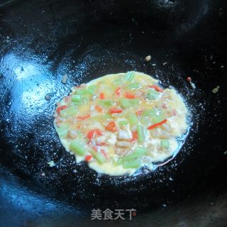 芹菜油渣煎蛋的做法步骤：9