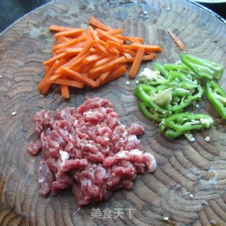 青椒胡萝卜鲜牛肉丝的做法步骤：1
