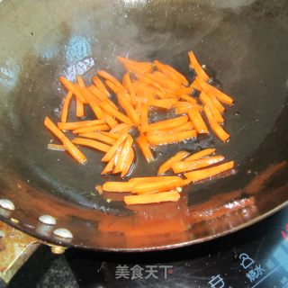 青椒胡萝卜鲜牛肉丝的做法步骤：2