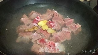 牛肉什锦干锅的做法步骤：2