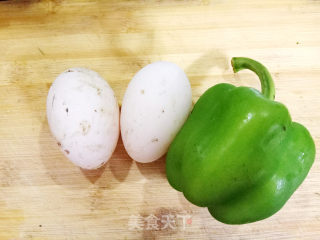 青椒炝炒荷包蛋的做法步骤：1