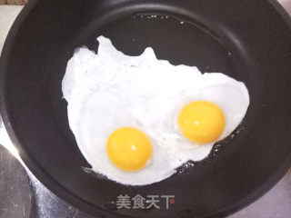 青椒炝炒荷包蛋的做法步骤：2