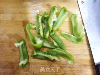 青椒炝炒荷包蛋的做法步骤：5