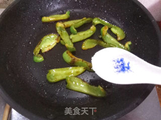 青椒炝炒荷包蛋的做法步骤：8