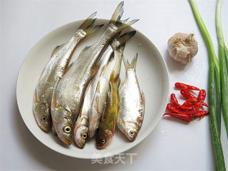 杂鱼锅贴的做法步骤：1