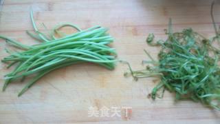 红薯叶茎炒鸡蛋的做法步骤：2