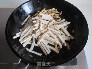 青椒榨菜干子炒鸡丝的做法步骤：4