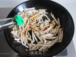 青椒榨菜干子炒鸡丝的做法步骤：5