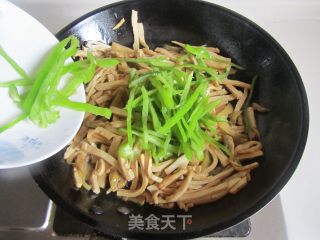 青椒榨菜干子炒鸡丝的做法步骤：7
