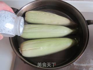 水煮玉米的做法步骤：4