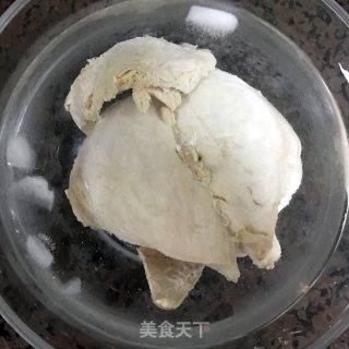 凉拌手撕鸡胸肉【高蛋白吃不胖的健身餐】的做法步骤：3