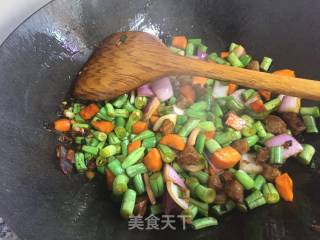 腊肠焖饭的做法步骤：4
