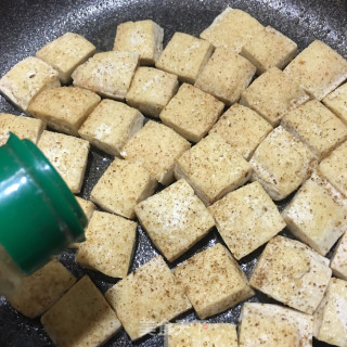孜然葱花豆腐的做法步骤：4
