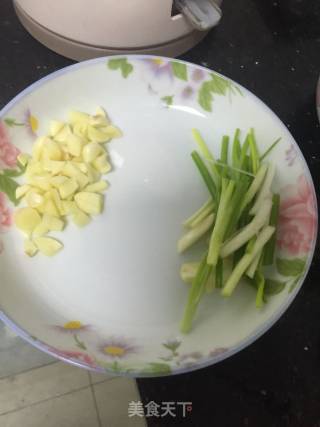 木耳炒肉片的做法步骤：2