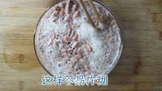 炸花生米之前、加入它泡制5分钟、做出来又酥脆又好吃、百分百不糊锅的做法步骤：3